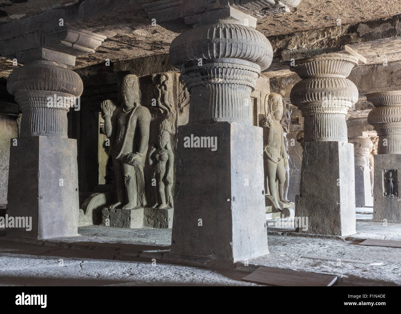 Skulpturen und Säulen in einem Hindu-Höhlen von Ellora Höhlen Komplex, Maharashtra, Indien Stockfoto