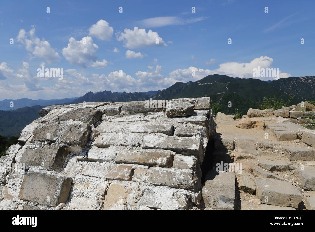Unrestaurierten Abschnitt der Great Wall Of China, Mutian Yu, mit Bergen im Hintergrund Stockfoto