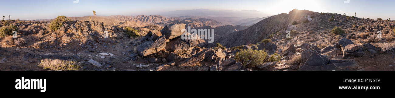 Panorama aufgenommen kurz vor Sonnenuntergang am Keys View, Joshua Tree National Park, Kalifornien. Zeigt die Berge in Richtung the Salton Sea Stockfoto