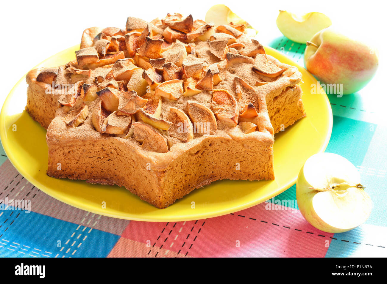 Leckere hausgemachte Kuchen mit Äpfeln und Zimt sternförmig. Stockfoto