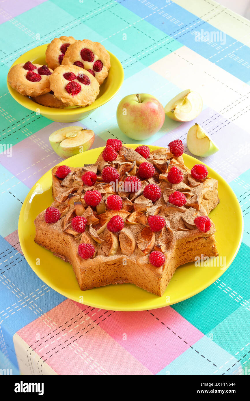Leckere hausgemachte Kuchen mit Äpfeln und Zimt sternförmig. Stockfoto