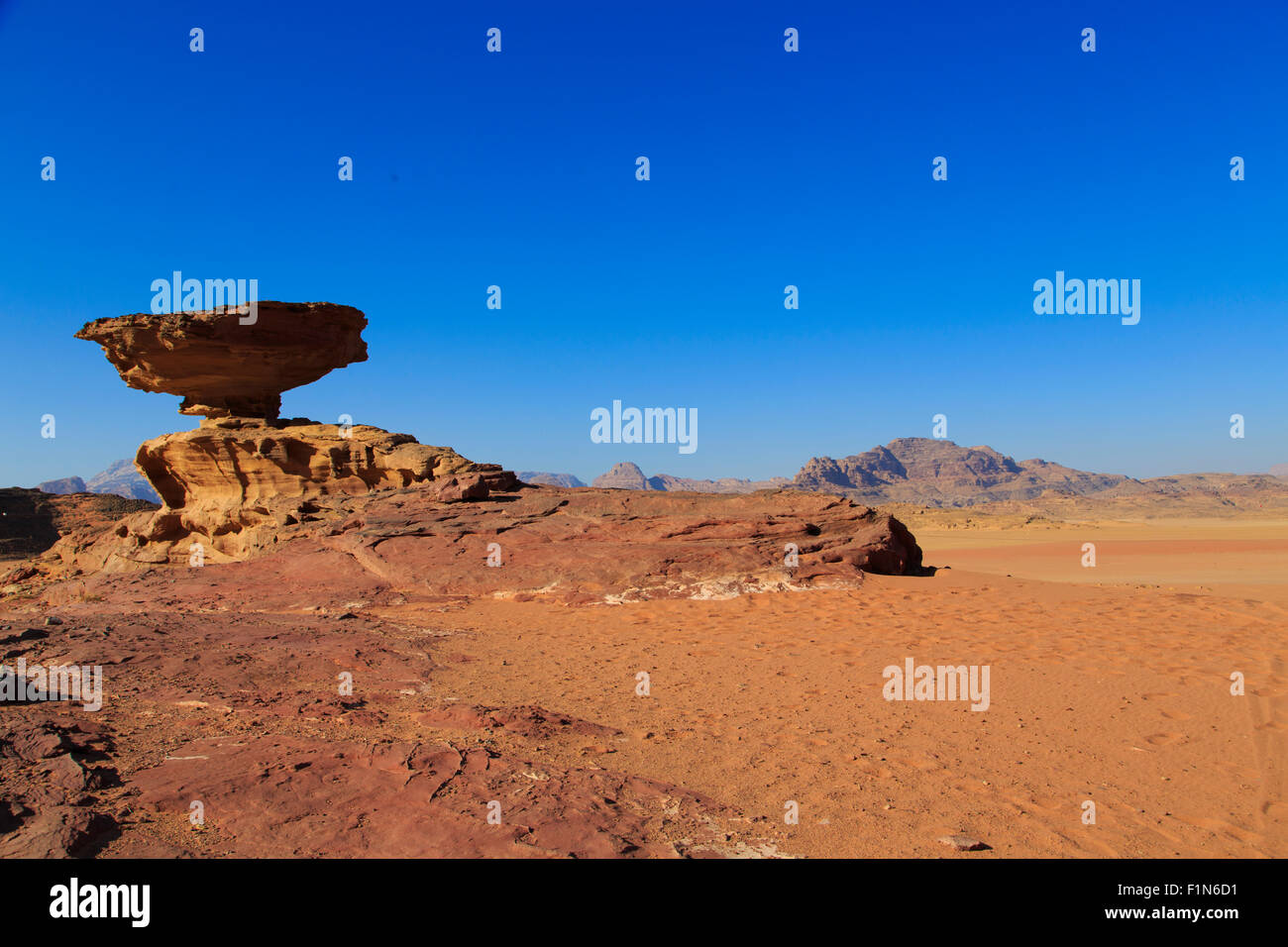 Mushroom Rock in Wüste Wadi Rum, Jordanien Stockfoto
