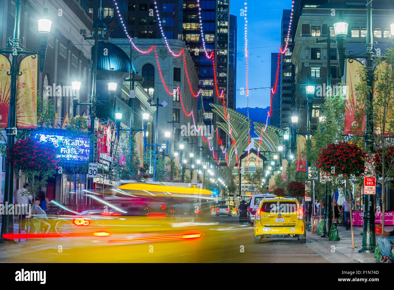 Abend Zeit, Stephen Avenue, Innenstadt von Calgary, Alberta, Kanada Stockfoto