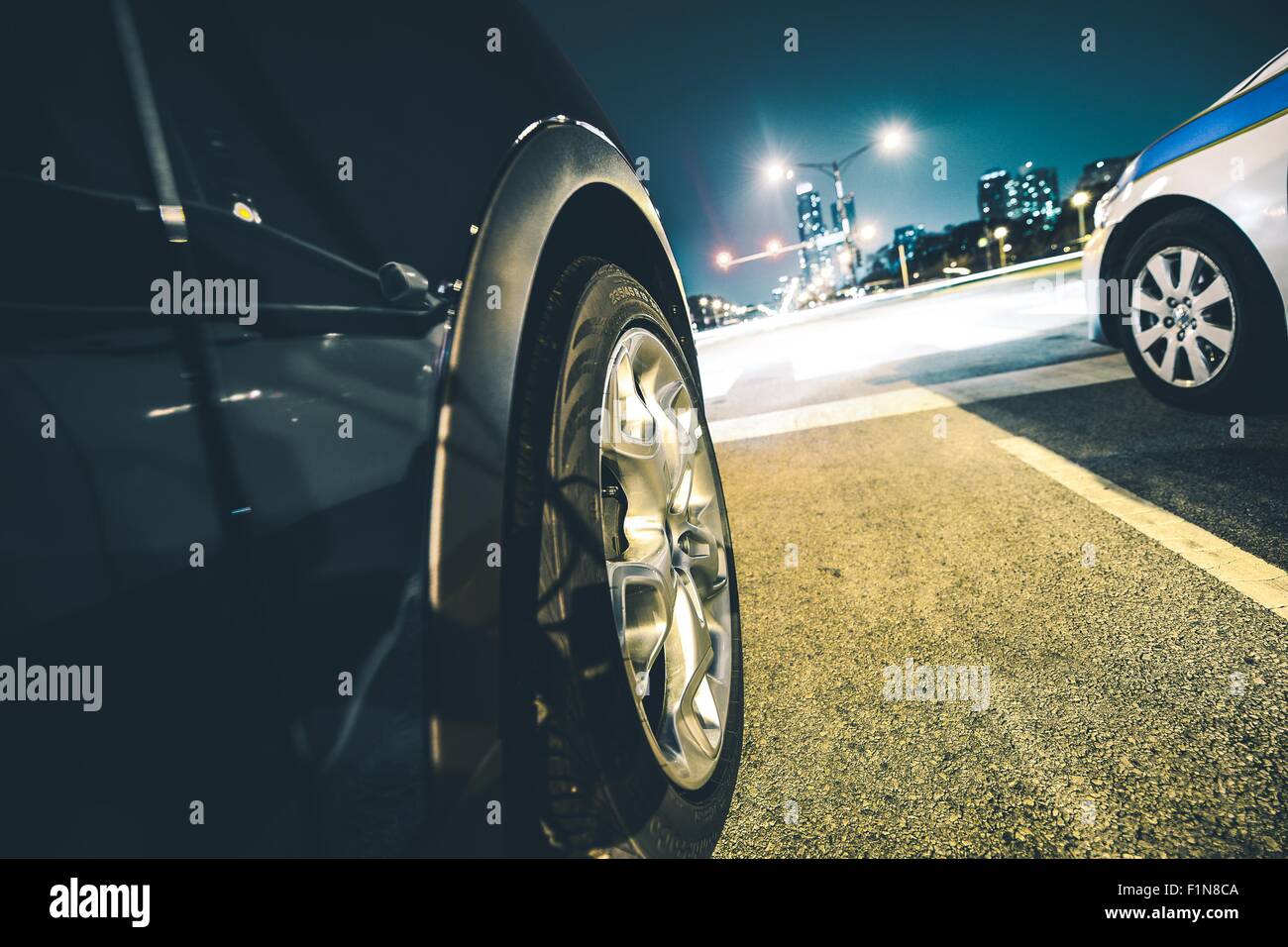 Rotlicht-Verkehrskontrolle. Zwei Autos warten auf grünes Licht. Stockfoto