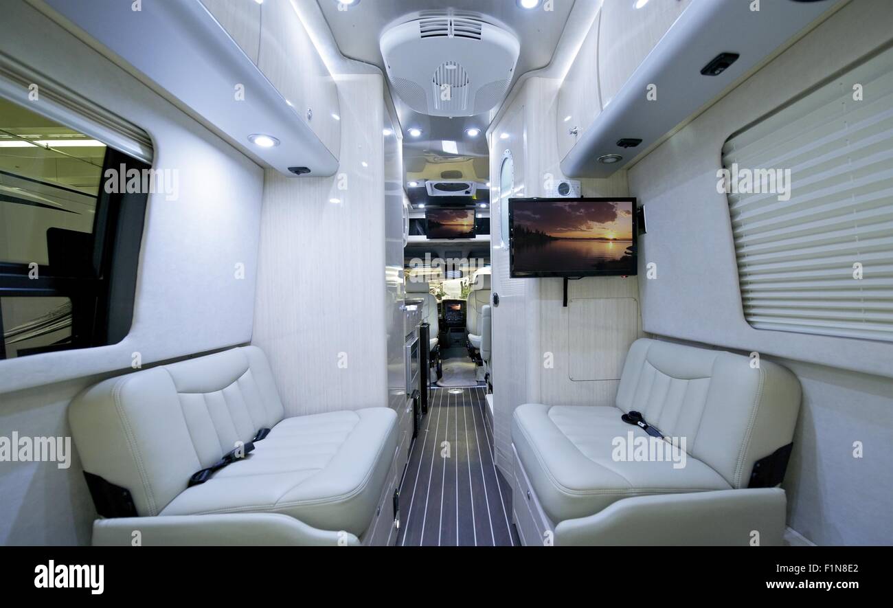 Luxus-Klasse B-Wohnmobil. Elegante und moderne, leichte RV Interieur. Freizeit-Fahrzeug. Stockfoto