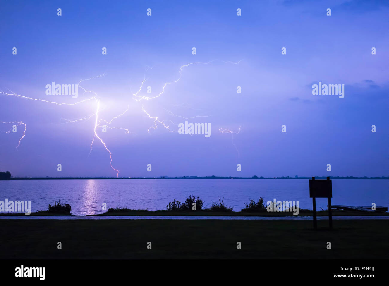 Blitze über einem See in der Nacht den Himmel blau zu färben Stockfoto