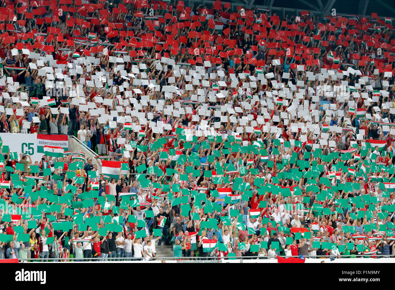 BUDAPEST, Ungarn - 4. September 2015: Ungarische Fans während Ungarn vs. Rumänien UEFA Euro 2016 Qualifizierer Fußballspiel in Groupama Arena. Bildnachweis: Laszlo Szirtesi/Alamy Live-Nachrichten Stockfoto