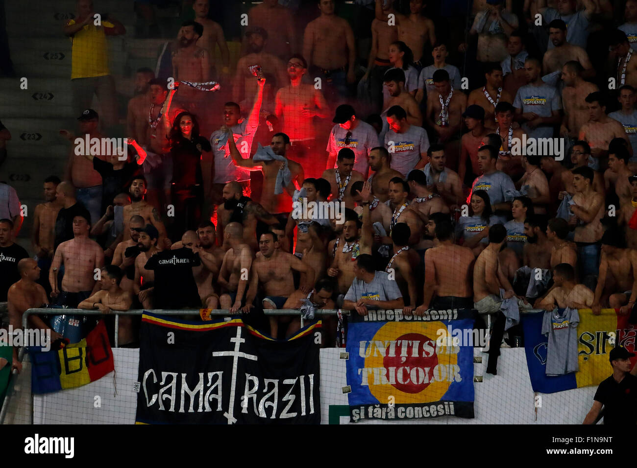BUDAPEST, Ungarn - 4. September 2015: Rumänischen Fans zündeten während Ungarn vs. Rumänien UEFA Euro 2016 Qualifizierer Fußballspiels in Groupama Arena. Bildnachweis: Laszlo Szirtesi/Alamy Live-Nachrichten Stockfoto