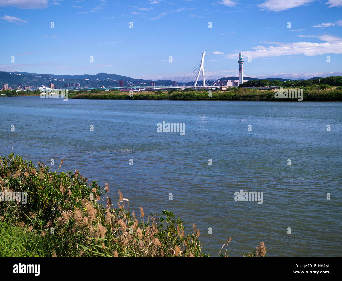 Stadtbild mit Fluss Tan Sui in New Taipei City, Taiwan Stockfoto