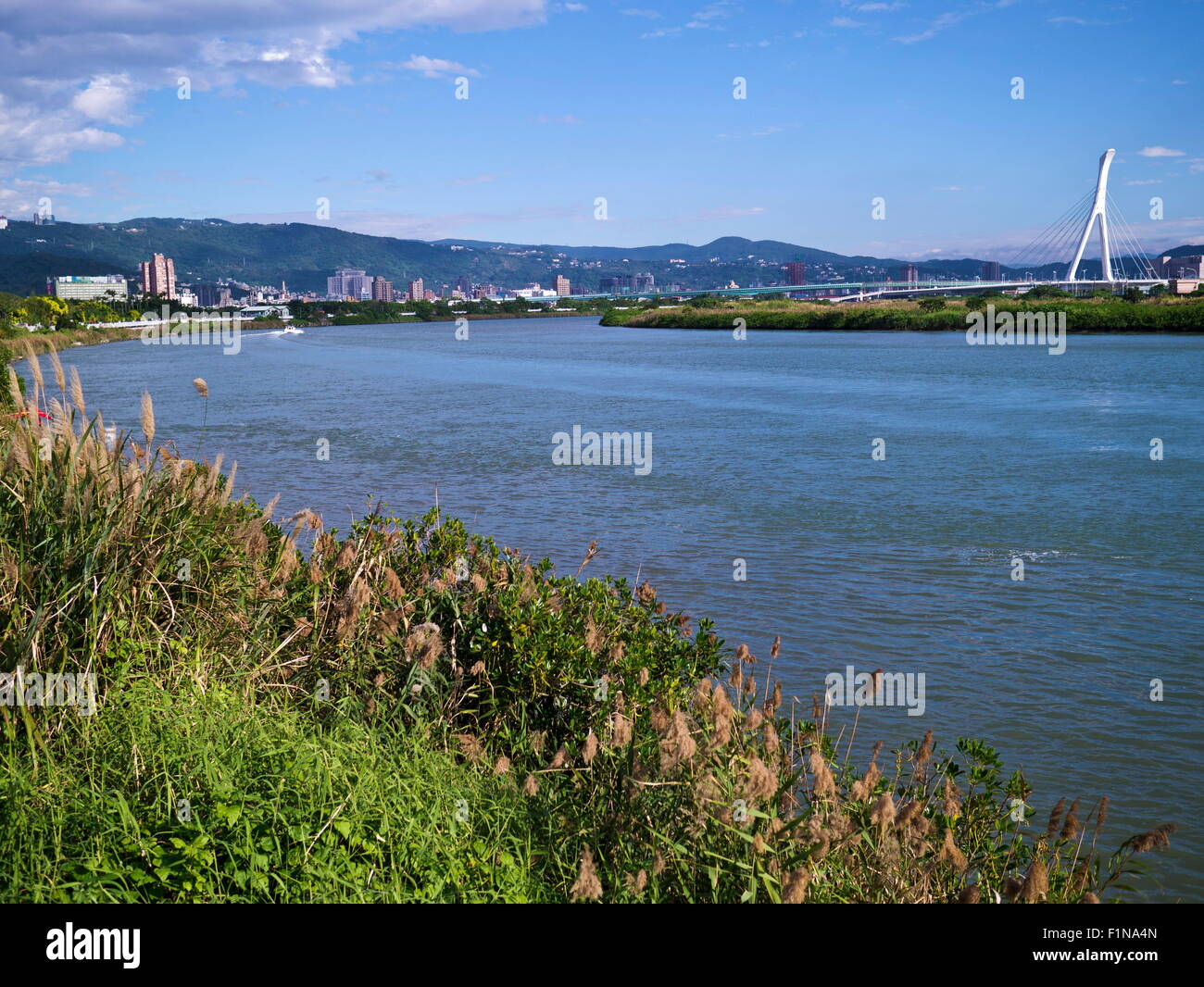 Stadtbild mit Fluss Tan Sui in New Taipei City, Taiwan Stockfoto