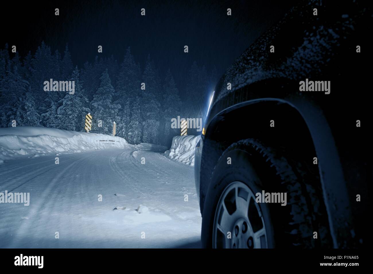 Gefährliche Winter Straße bei Nacht. Colorado Road fahren im Schnee-Sturm. Stockfoto