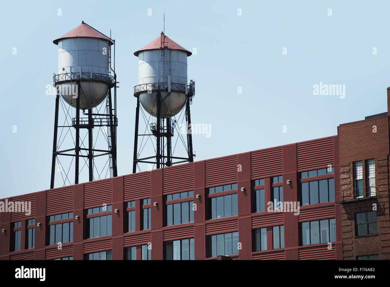 Zwei Retro-Wassertürme auf den Aufbau von Dach. Stockfoto