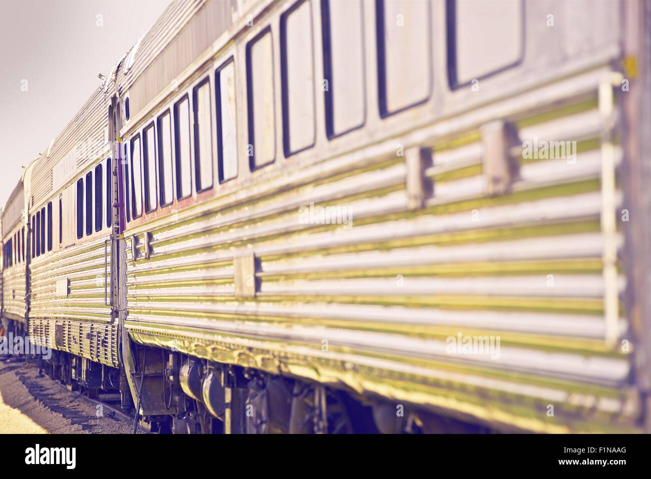 Zug nach nirgendwo. Vintage Passagier Zug Karren in UV Color-Grading. Stockfoto