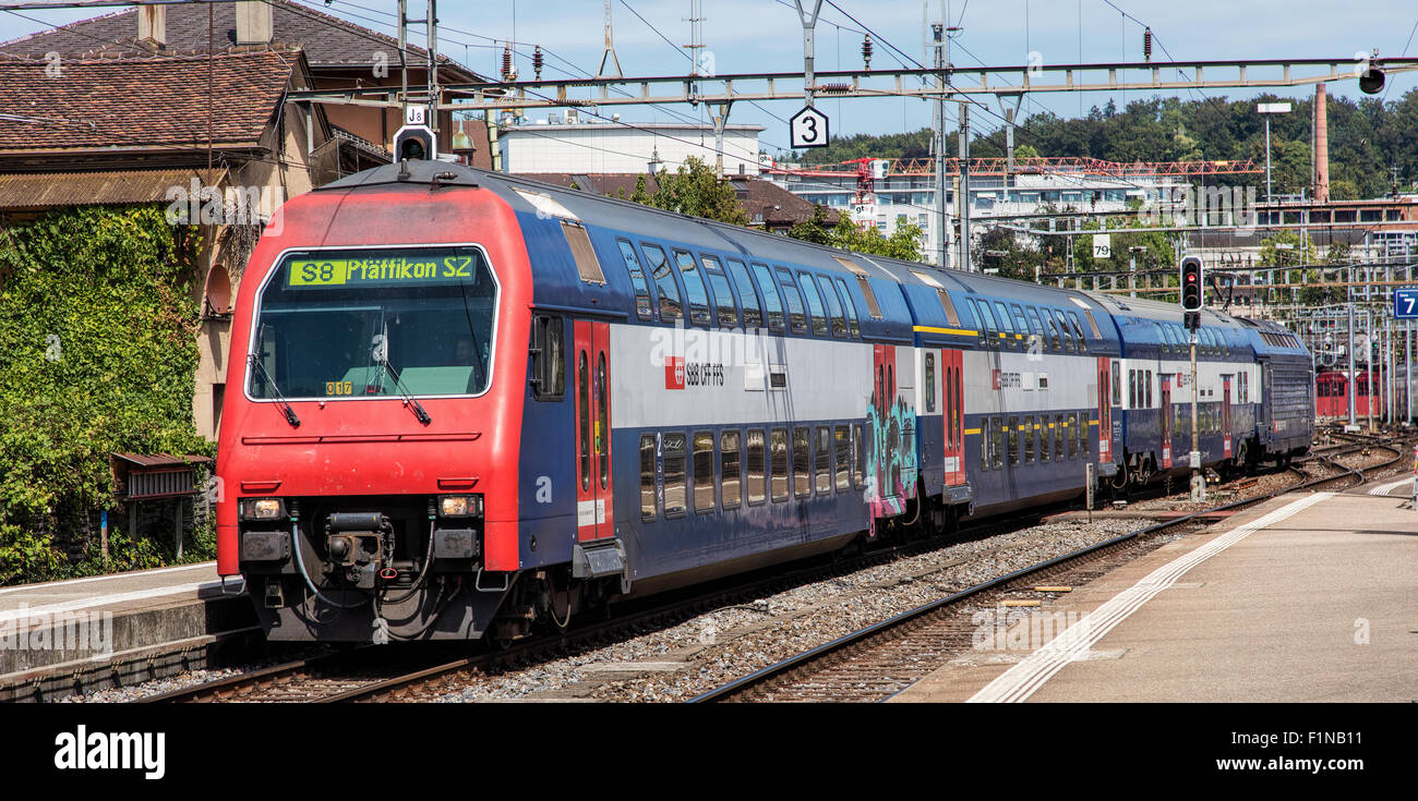 Winterthur, Schweiz - 26. August 2015: S8 S-Bahn-Zug Richtung Pfäffikon  Winterthur Hauptbahnhof ankommen Stockfotografie - Alamy