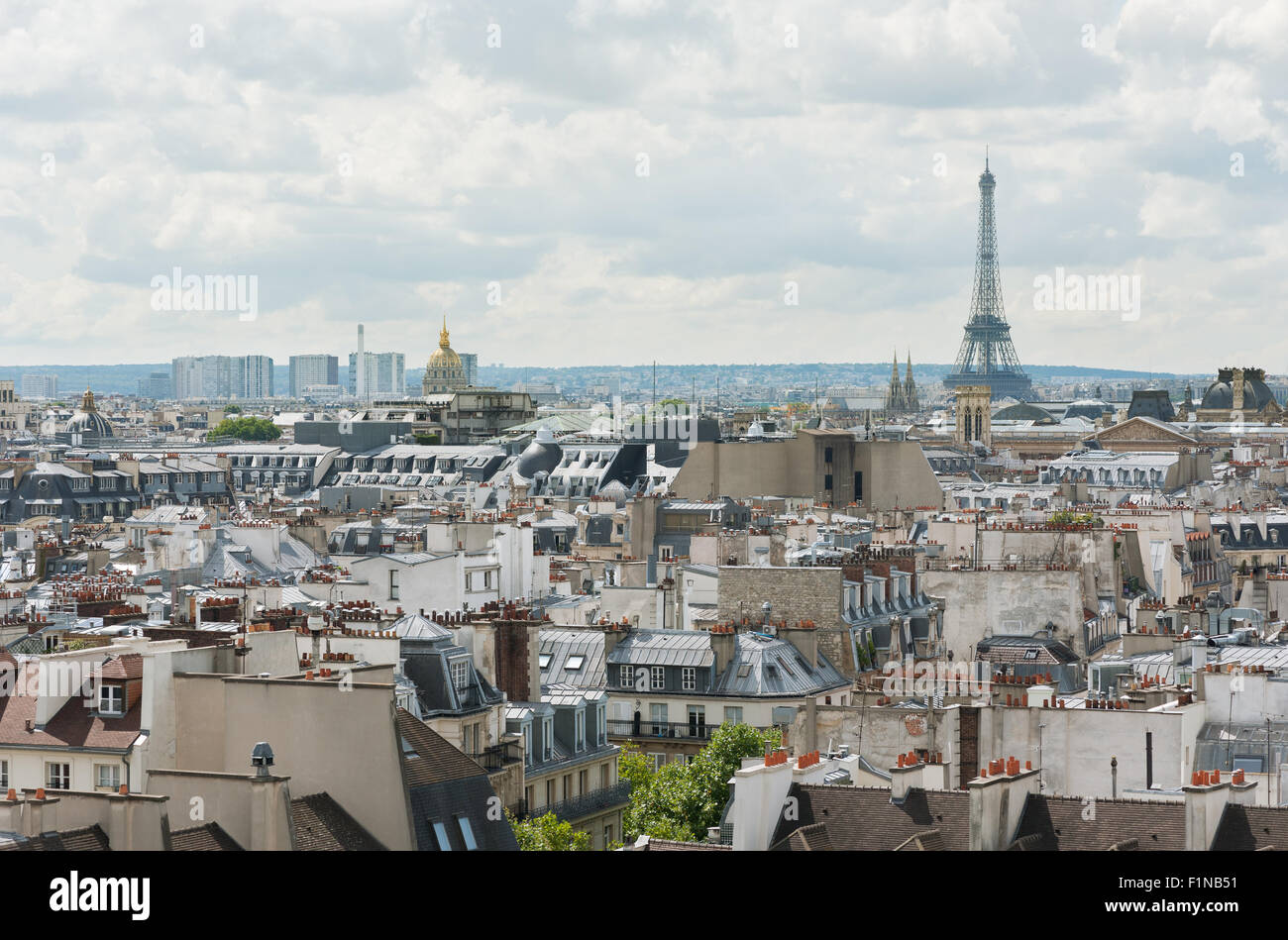 Skyline von Paris mit dem Eiffelturm an einem bewölkten Tag. Stockfoto
