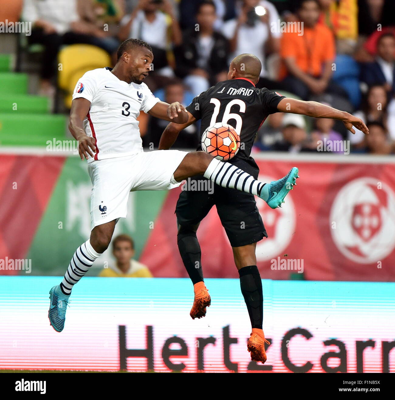 Lissabon, Portugal. 4. Sep, 2015. Von Joao Mario (R) Portugal wetteifert mit Patrice Evra von Frankreich während der Euro 2016 freundliche Fußballspiel in Lissabon, Portugal, 4. September 2015. Portugal verlor das Spiel 0-1. Bildnachweis: Zhang Liyun/Xinhua/Alamy Live-Nachrichten Stockfoto