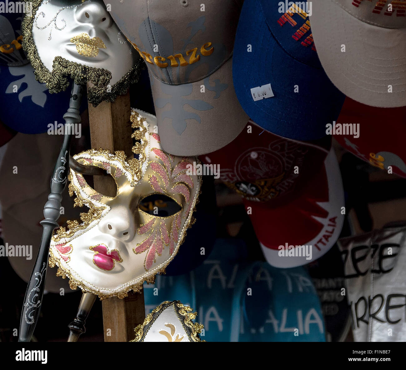 Schaufenster der Maskerade Maske und Kappen in Florenz, Italien.  23. April 2011 Stockfoto