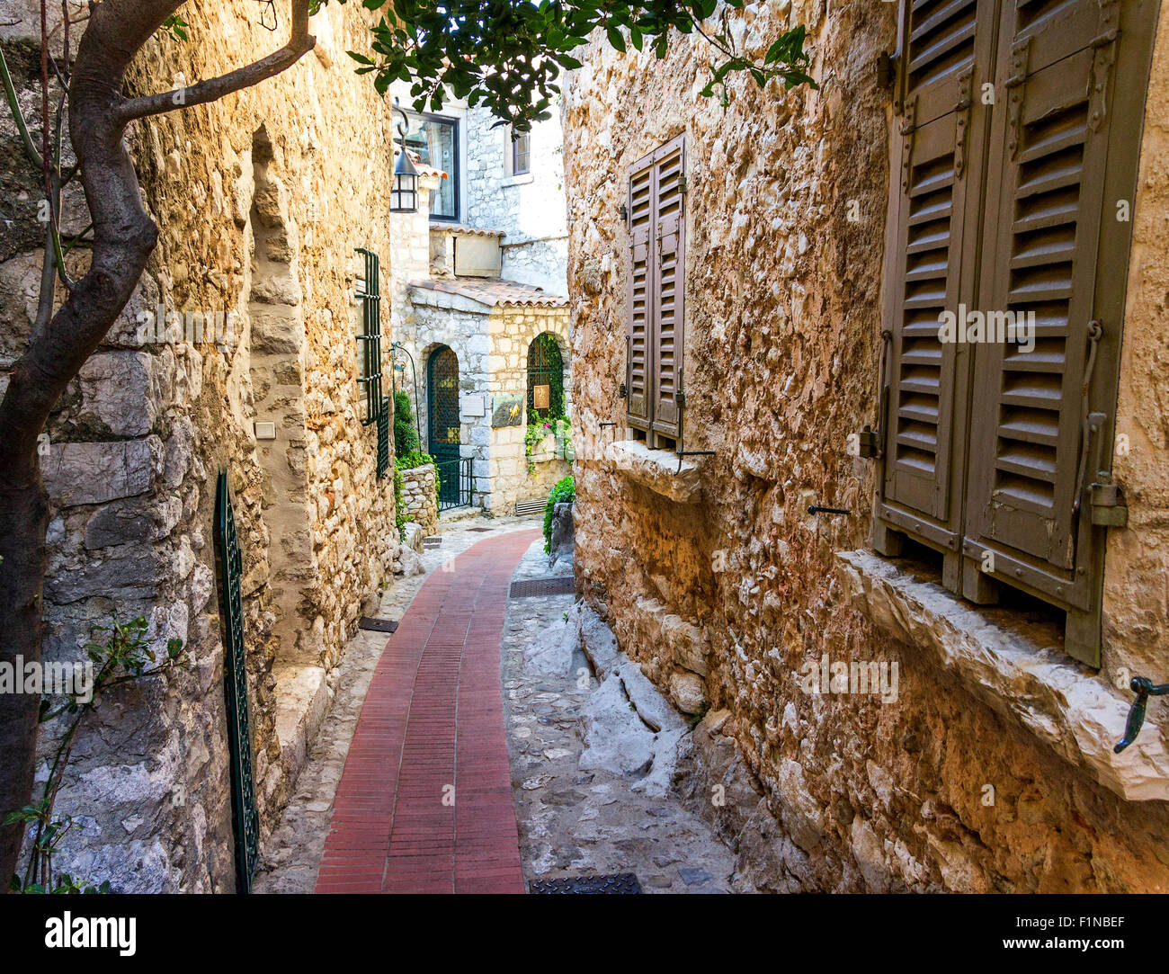 Eine typische kleine Gasse in einem italienischen Dorf. Stockfoto