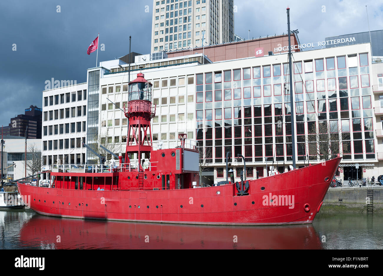 Rotterdam, Niederlande - 24. März 2014: Schiff 11 rote Schiff vor dem Rotterdam University of Applied Sciences Stockfoto