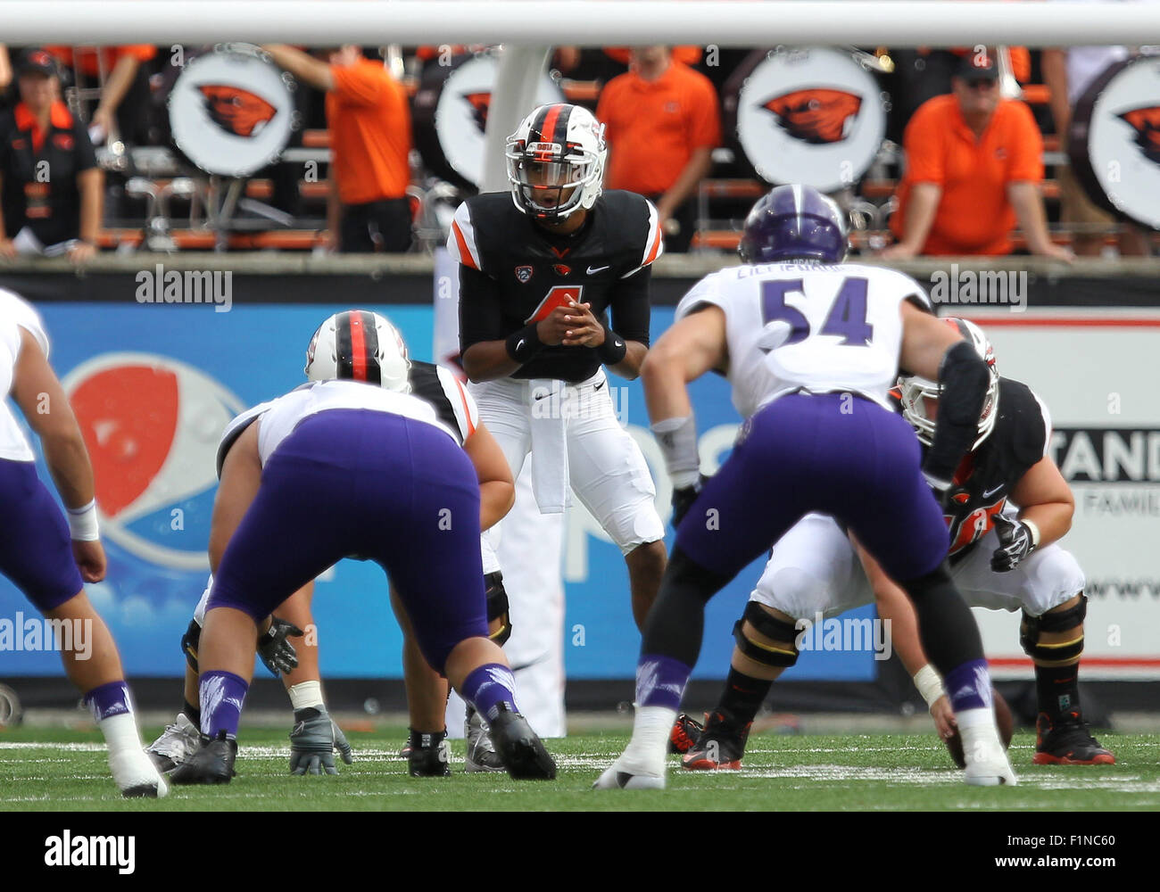Orchesterprobe Stadion, Corvallis, OR, USA. 4. Sep, 2015. Oregon State Beavers quarterback Seth Collins (4) kurz vor der Snap in der NCAA Football-Spiel zwischen der Biber und der Weber State Wildcats Orchesterprobe Stadium, Corvallis, OR, USA. Larry C. Lawson/CSM/Alamy Live-Nachrichten Stockfoto