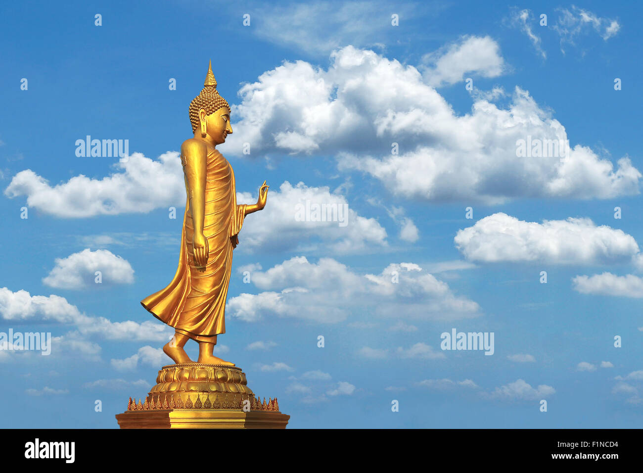 Goldene Buddha-Statue mit schönen Himmelshintergrund Stockfoto