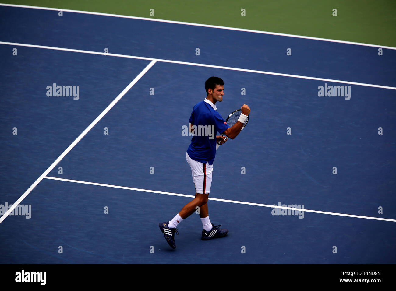 New York, USA. 4. September 2015. Novak Djokovic reagiert nach dem Sieg eines Punkts in seinem dritten Vorrundenspiel gegen Andreas Seppi von Italien in die US Open in Flushing Meadows, New York am 4. September 2015. Bildnachweis: Adam Stoltman/Alamy Live-Nachrichten Stockfoto