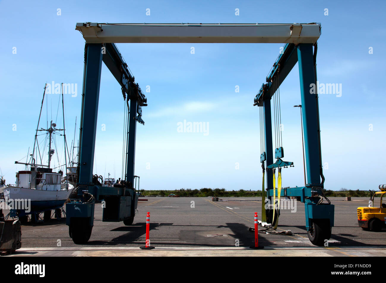 Große marine Lifter Kran für Boote an Land zur Reparatur bringen. Stockfoto