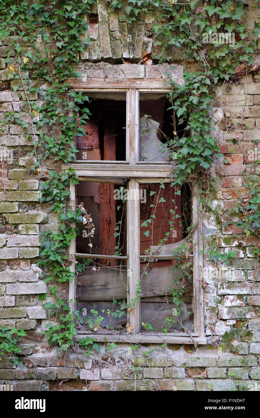 Haus als Hinterlassenschaft des Krieges zerstört. Des kroatischen Unabhängigkeitskrieges war von 1991 bis 1995 in Lipik, Kroatien am 07 Mai 201 gekämpft. Stockfoto