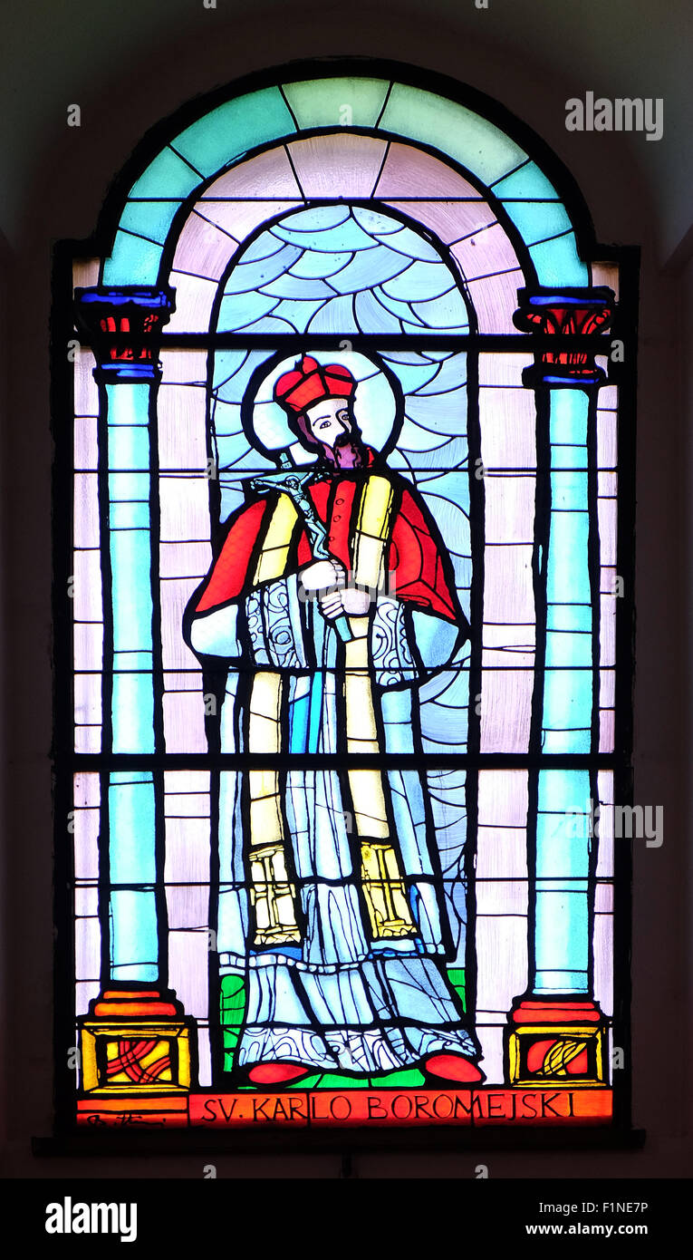 Saint Charles Borromeo, Glasfenster in der Kirche der Himmelfahrt der Jungfrau Maria in Pakrac, Kroatien Stockfoto