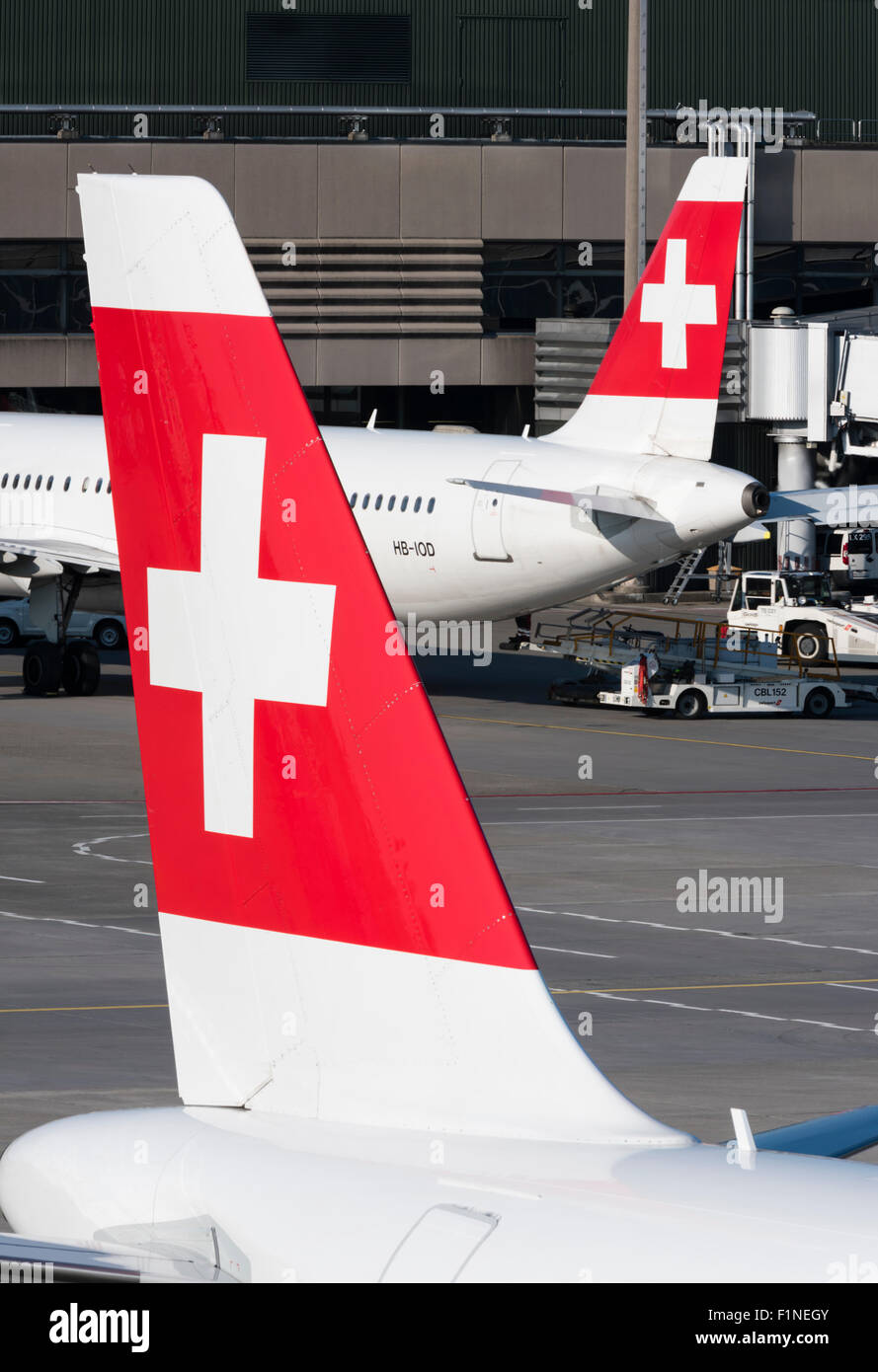 Das Schweizer Kreuz auf den Flossen zwei Flugzeuge der Swiss International Air Lines am internationalen Flughafen Zürich-Kloten. Stockfoto