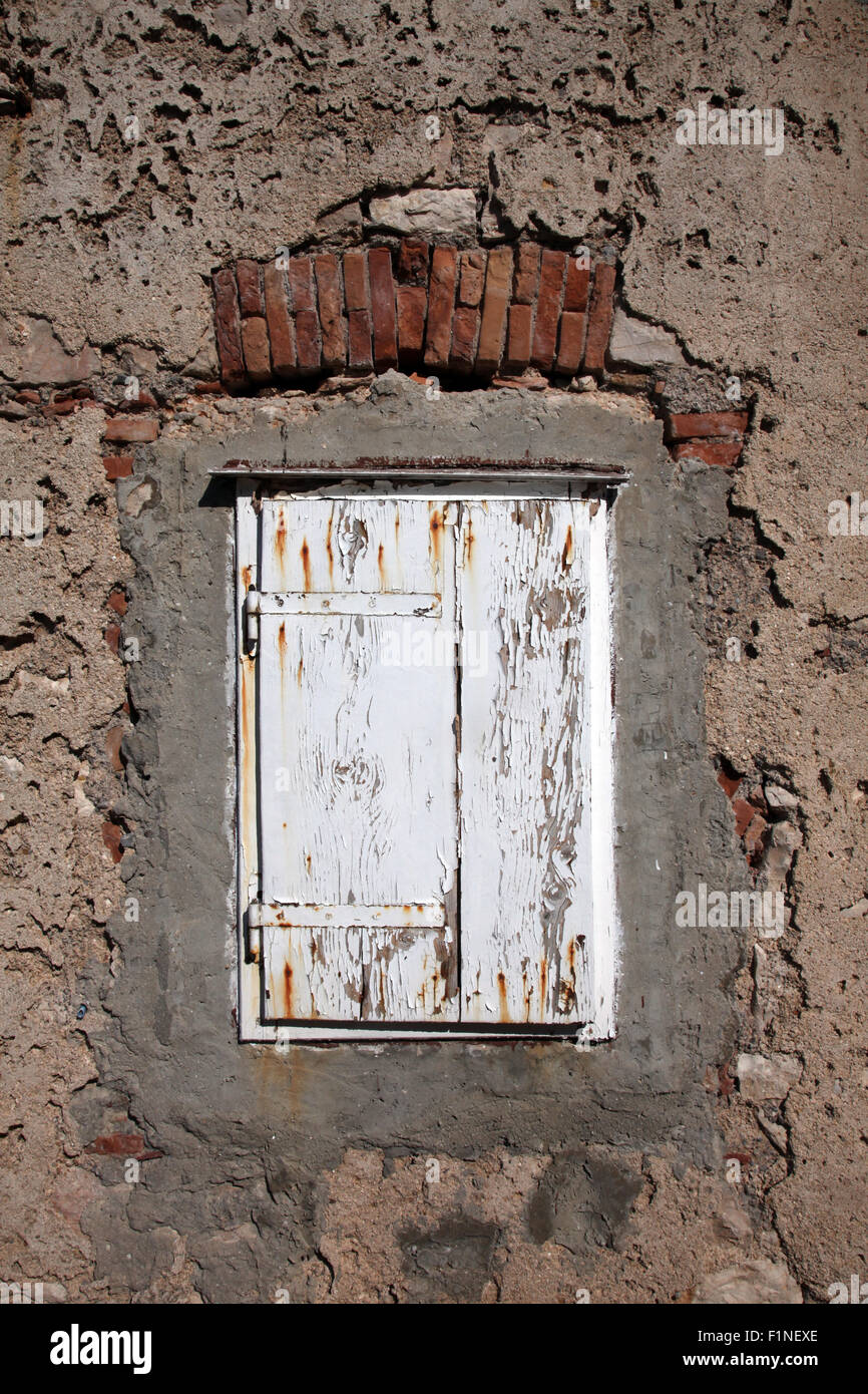 Traditionelles dalmatinisches Steinhaus Fenster Stockfoto