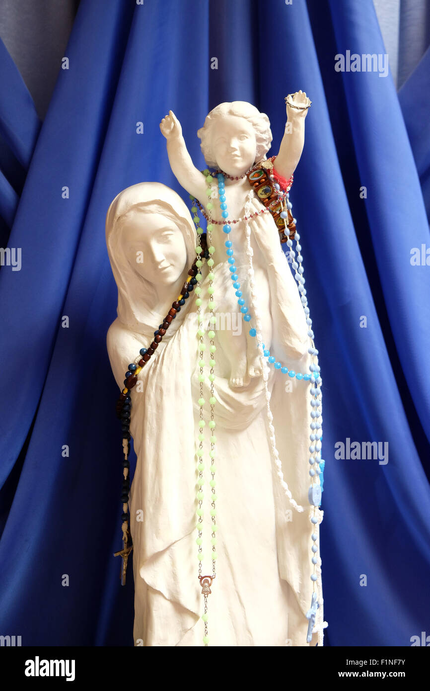 Jungfrau Maria mit dem Jesuskind, eine Statue in der Kapelle des Krankenhauses in Pakrac, Slawonien, Kroatien am 7. Mai 2015 Stockfoto