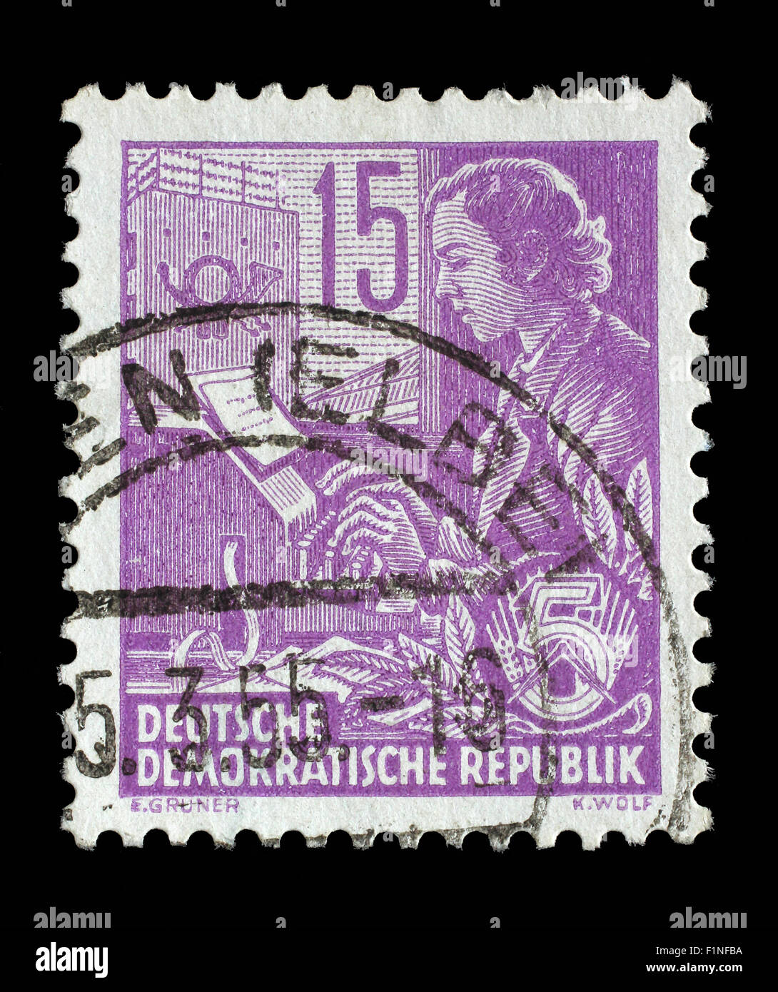 Briefmarke gedruckt in DDR (Deutsche Demokratische Republik - DDR) zeigt eine Frau auf die Teletype, ca. 1953 Stockfoto