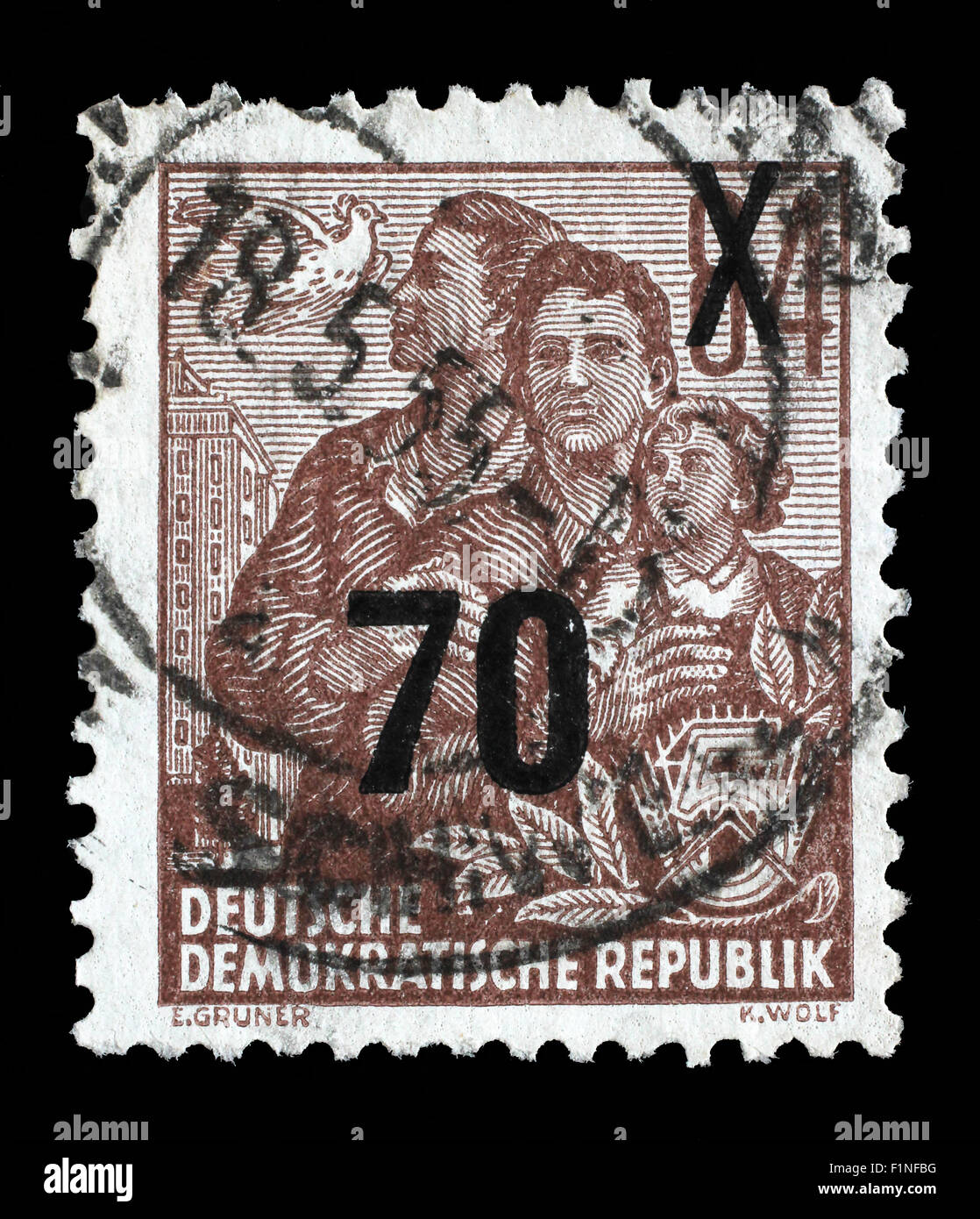 Briefmarke gedruckt in der DDR, zeigt eine Familienserie 5-Jahresplan, ca. 1955 Stockfoto