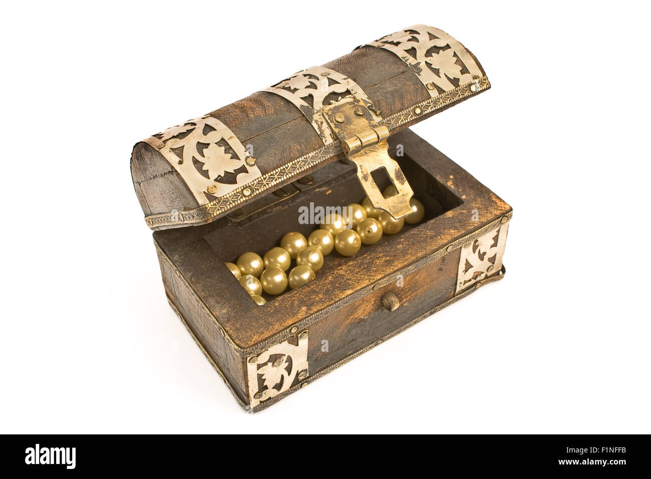 Holzkiste mit Perlen isoliert auf weiss Stockfoto