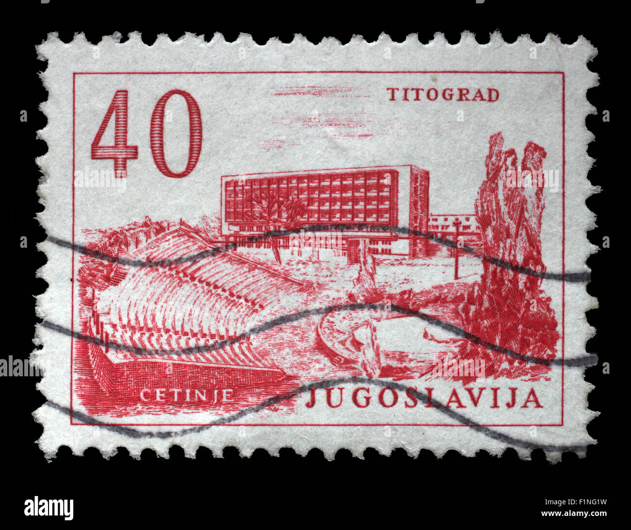 Briefmarke gedruckt in Jugoslawien, zeigt Titograd (Podgorica) Hotel und Open-Air-Theater in Cetinje, ca. 1958 Stockfoto
