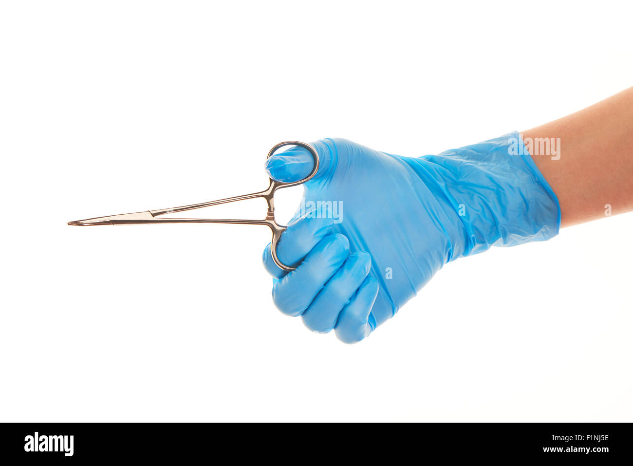 Nahaufnahme eines weiblichen Arzt Hand in blauen steriler OP-Handschuh mit der Pinzette vor weißem Hintergrund Stockfoto