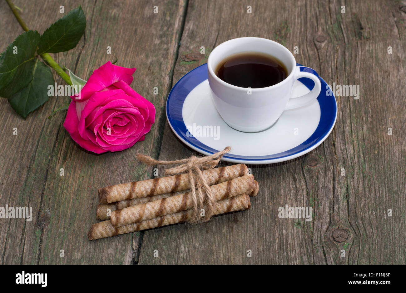Tasse Kaffee, Verknüpfung von Cookies und eine rote Rose Stockfoto