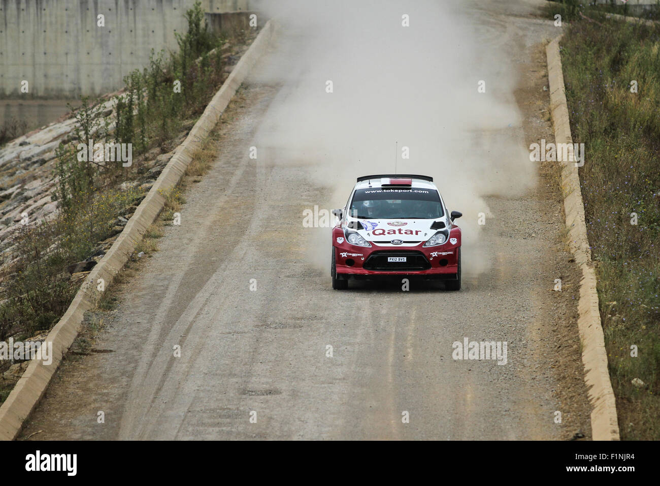 ISTANBUL, Türkei - 25. Juli 2015: Khalid Al Suwaidi fährt Ford Fiesta RRC der Jugend Sport Qatar Rally Team im Bosporus Rallye 20 Stockfoto