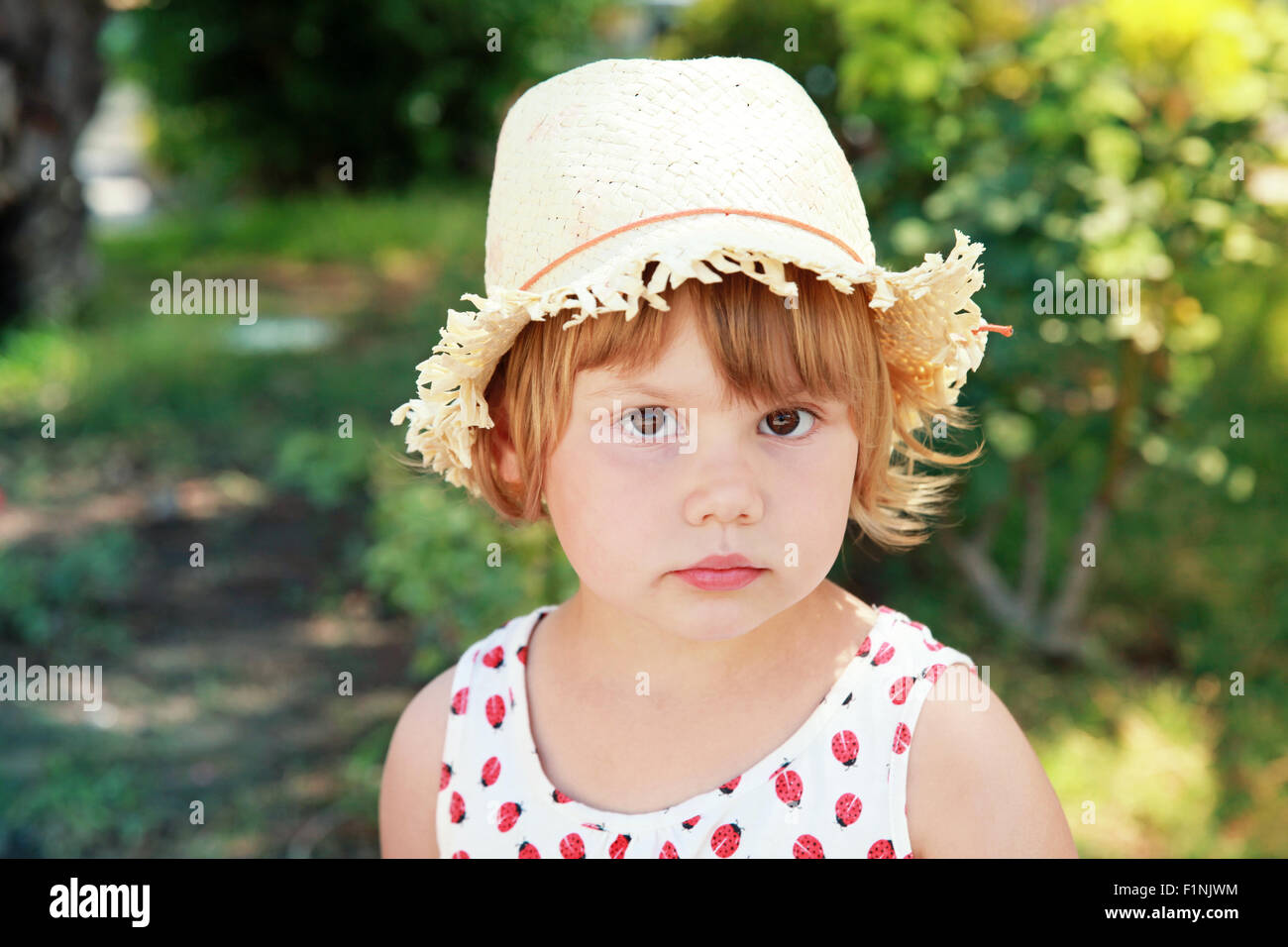 Niedliche kaukasischen kleines Mädchen mit Strohhut, outdoor-Sommer-Porträt Stockfoto