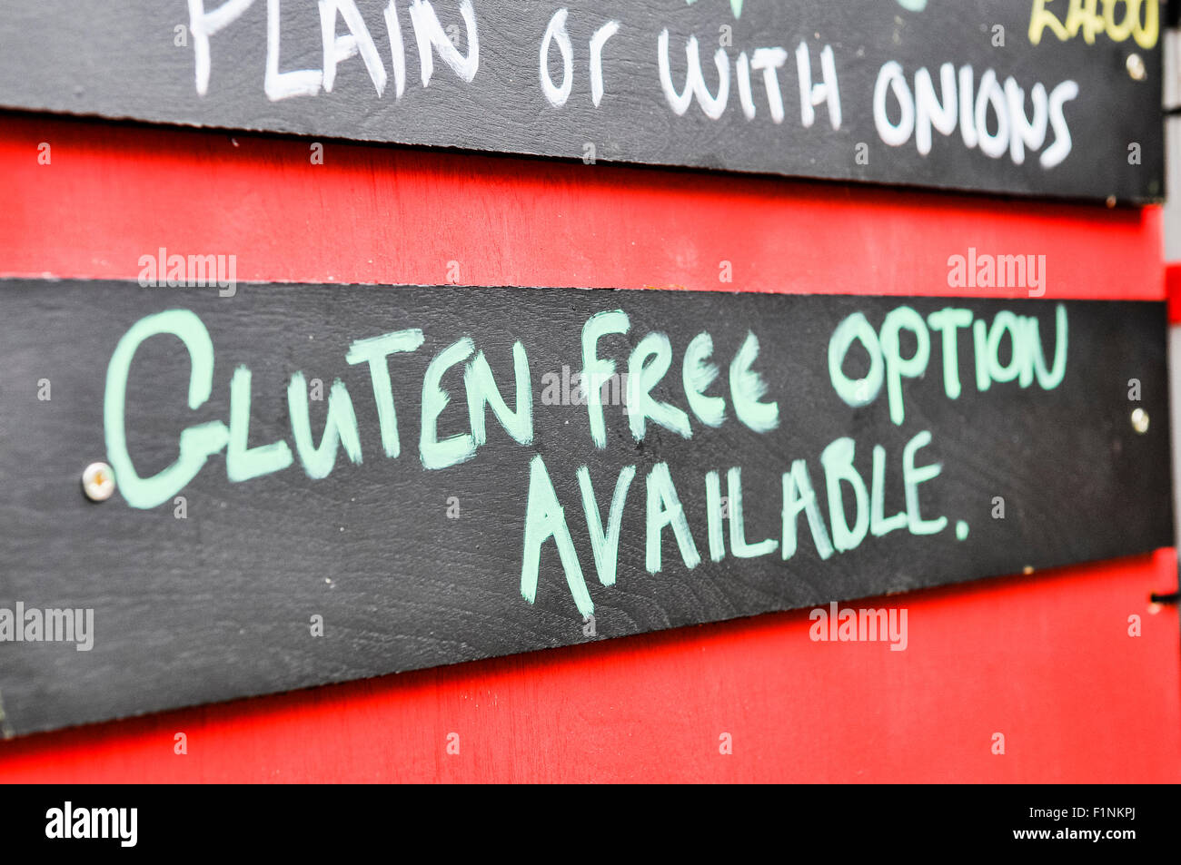 Schild an einem Marktstand Werbung glutenfrei Option verfügbar. Stockfoto