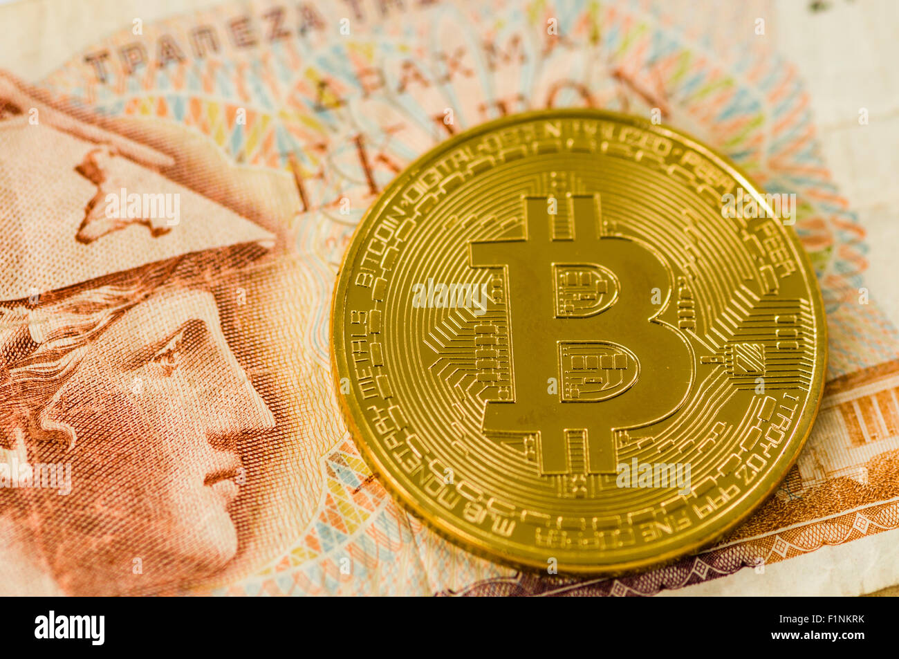 Bitcoin auf einer alten griechischen Drachme-banknote Stockfoto