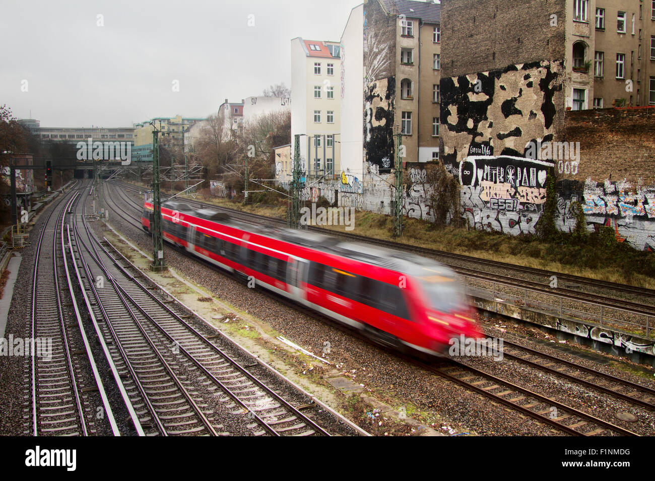 Europa; Deutschland; Berlin; Graffiti; Street-Art; Zug; Eisenbahn; Bahnhof; Aufbau; Haus; Nachbarschaft Stockfoto