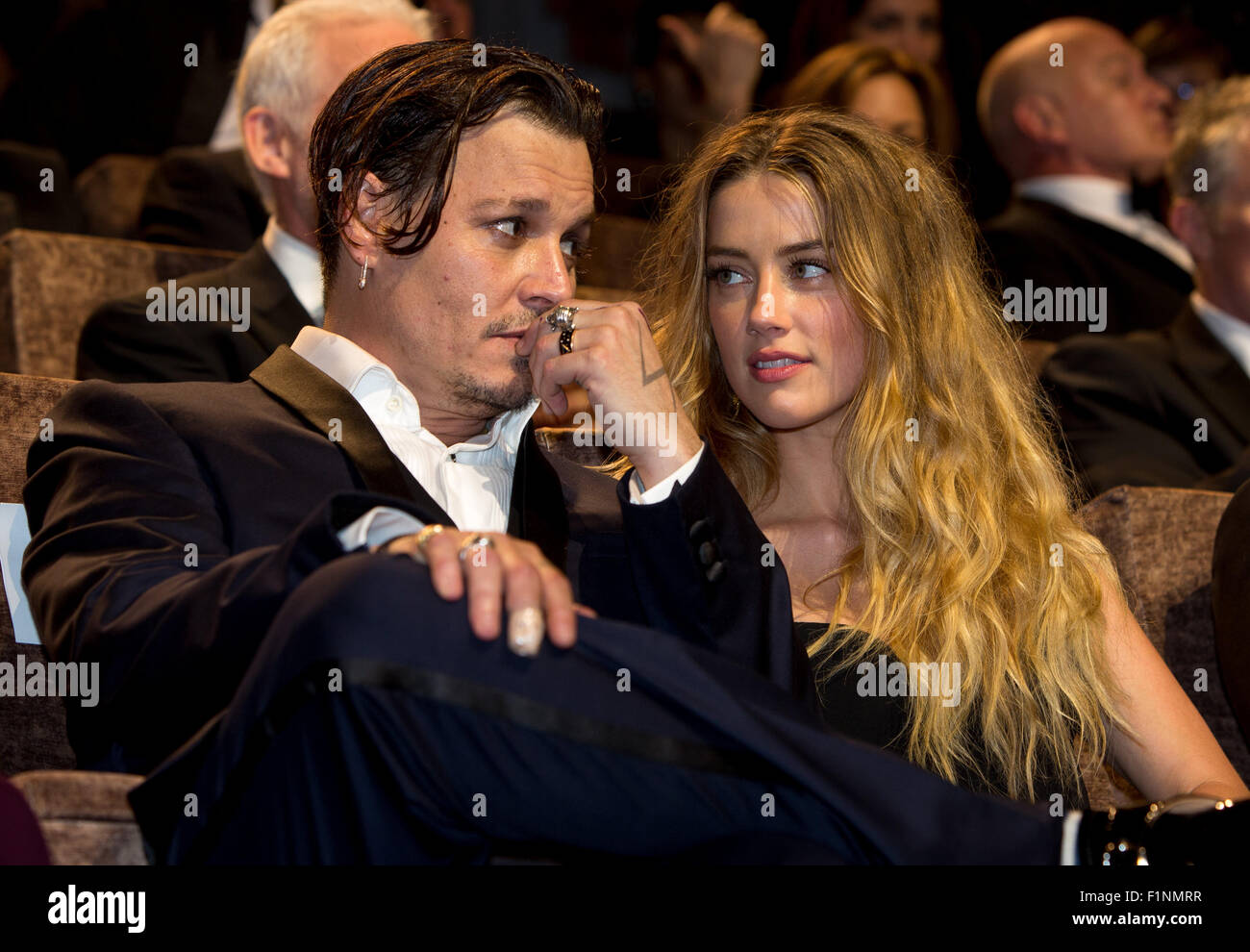 Schauspieler Johnny Depp Und Amber Heard Besuchen Die Premiere Der Schwarzen Masse Wahrend Des 72 Venedig