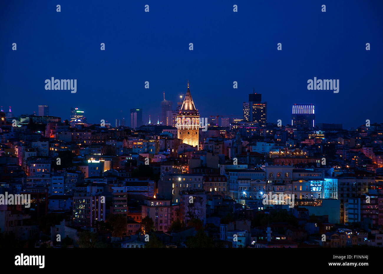Galata-Turm in der Nacht in Istanbul Türkei. Stockfoto