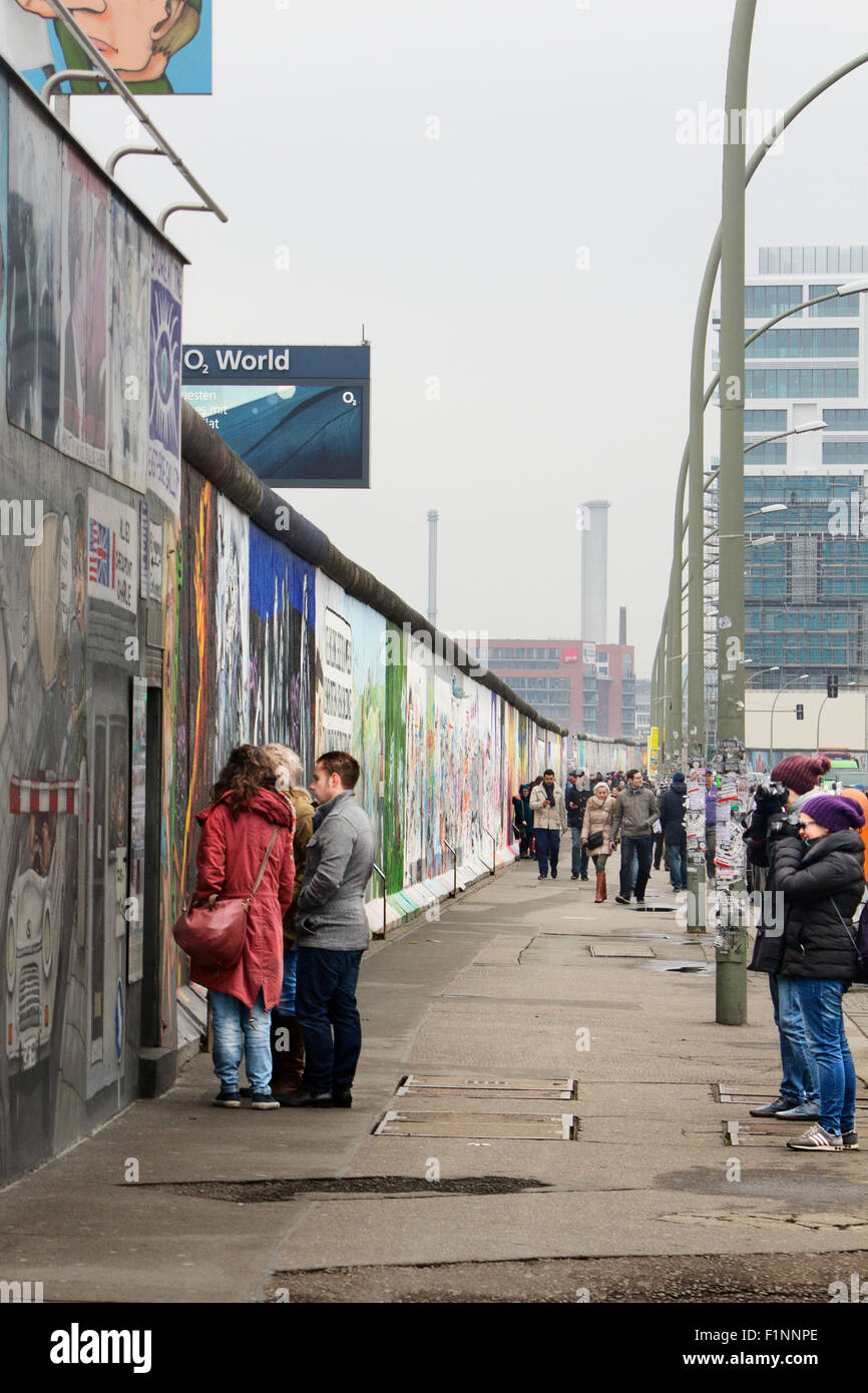 Europa; Deutschland; Berlin; Graffiti; Street-Art; Straße; Straße; Menschen; Zu Fuß erreichen; Wand; Foto Stockfoto