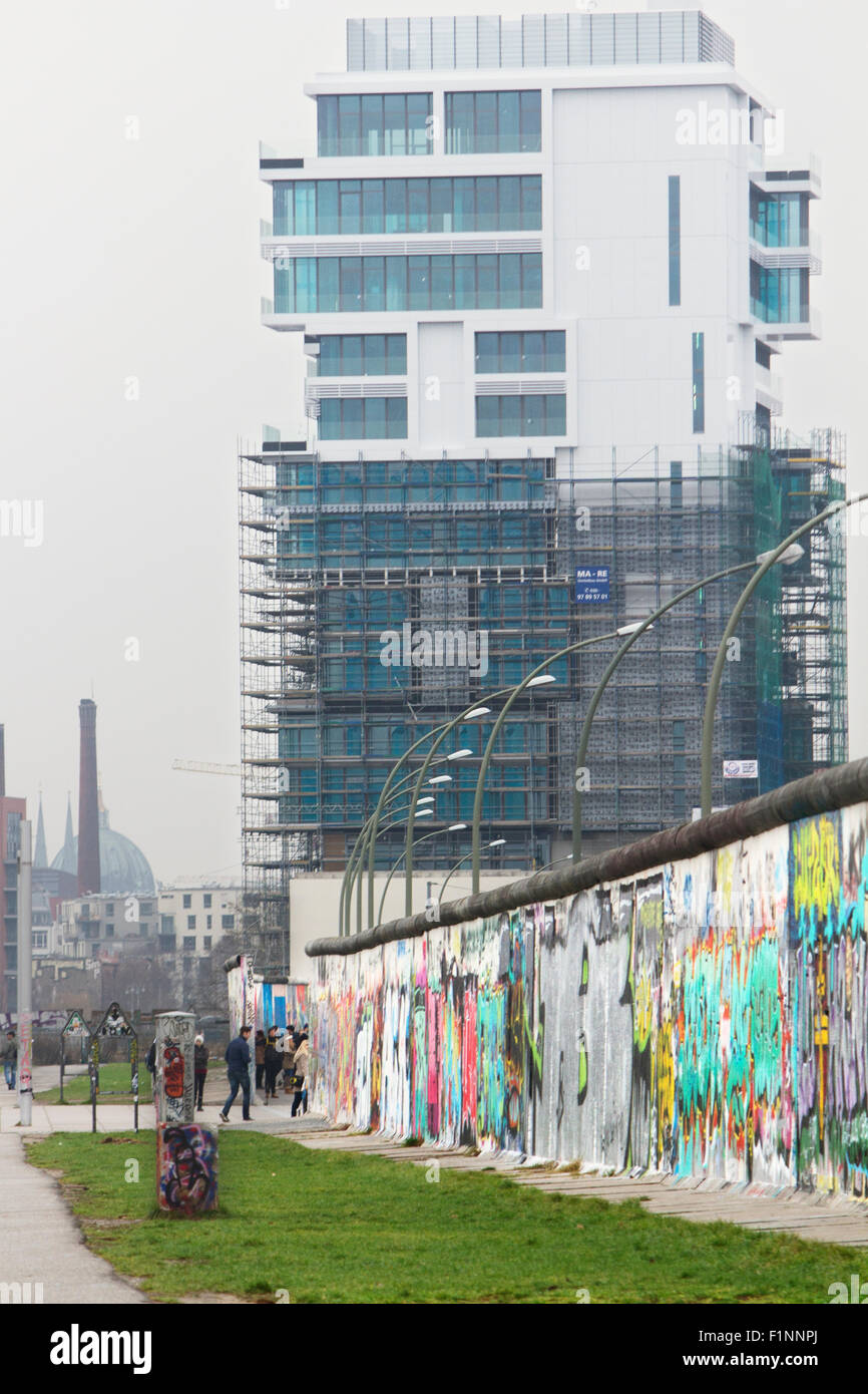 Europa; Deutschland; Berlin; Graffiti; Street-Art; Straße; Straße; Menschen; Zu Fuß erreichen; Wand; Gebäude Stockfoto