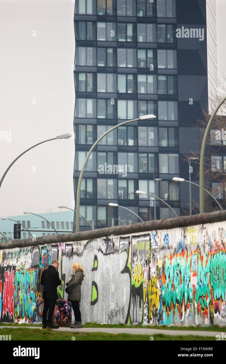 Europa; Deutschland; Berlin; Graffiti; Street-Art; Straße; Straße; Menschen; Paar; Wand; Gebäude Stockfoto