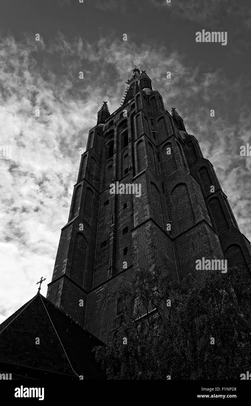 hohen Kirchturm mit dunklen bedrohlichen Wolken in schwarz / weiß Stockfoto