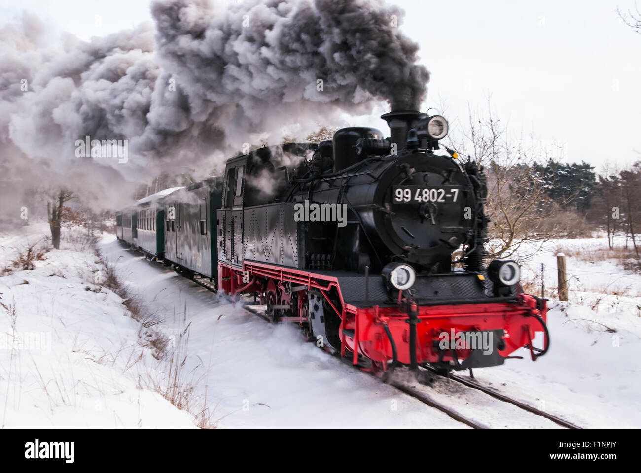 Nostalgiebahn "Rasender Roland" im Winter Schneelandschaft Stockfoto